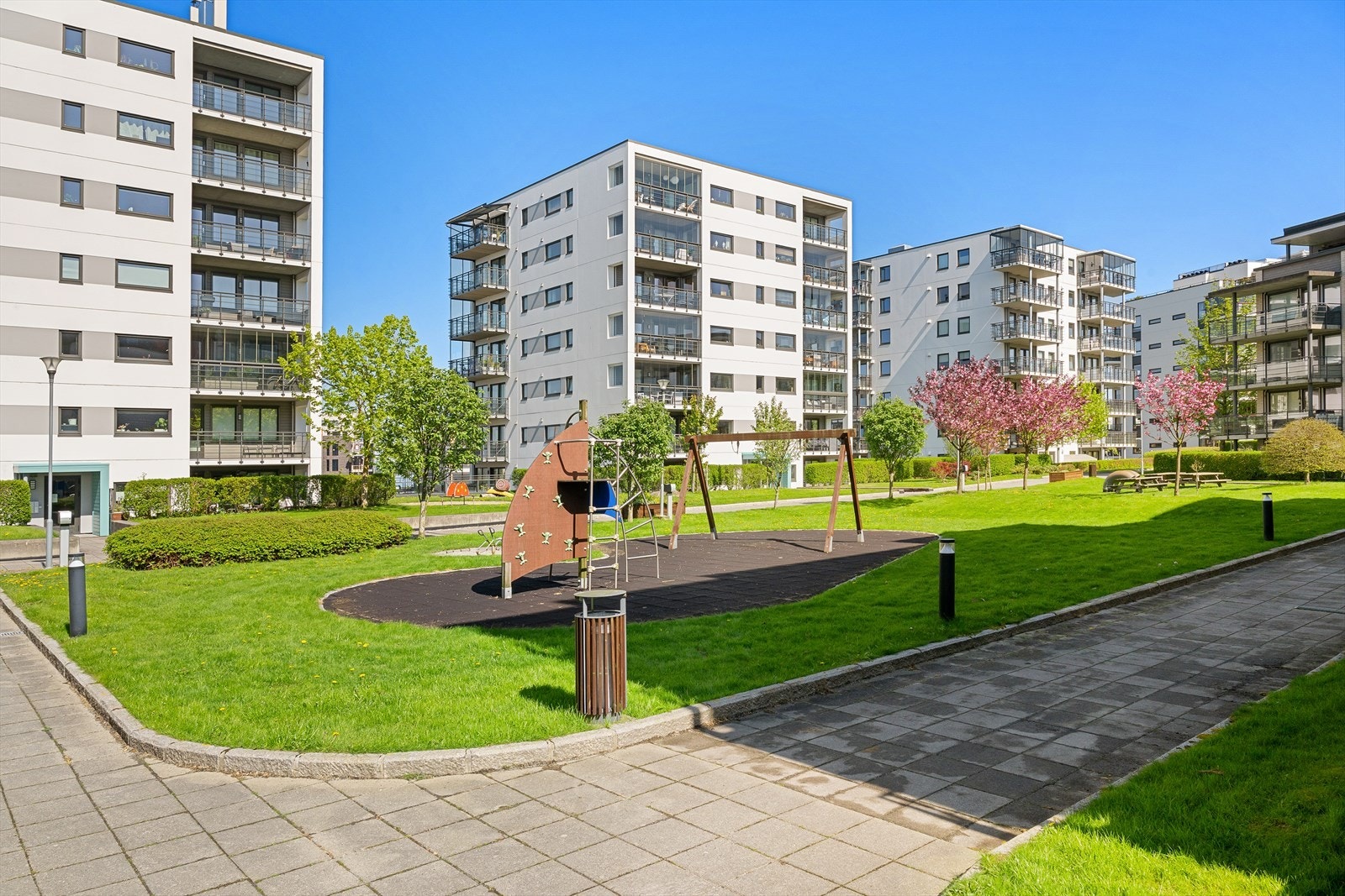 Området har svært gode kollektiv muligheter og enkel tilgang til flotte turområder langs sjøen. Galleribilde