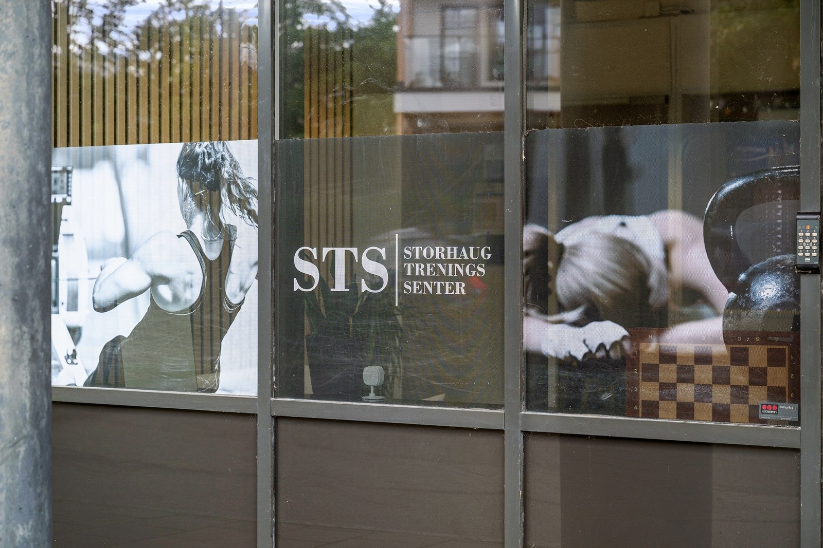 Fra leiligheten er det kort avstand til de fleste servicetilbud og fasiliteter som bl.a flere dagligvarebutikker, treningssenter og restauranter for å nevne noe. Galleribilde