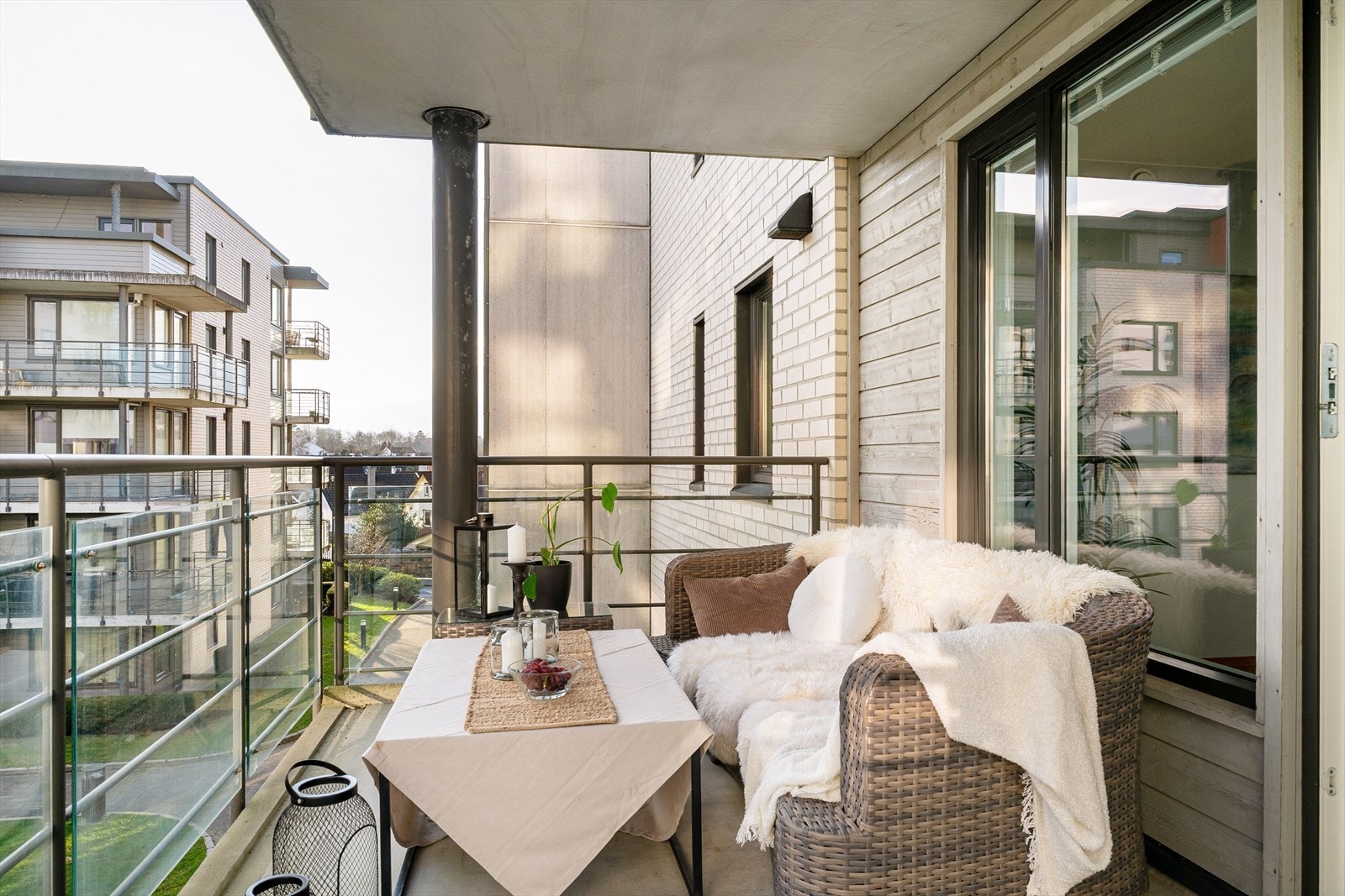 Det er god plass til utemøbler på balkongen. Fra balkongen og stuen er det utsikt mot fjorden. Galleribilde