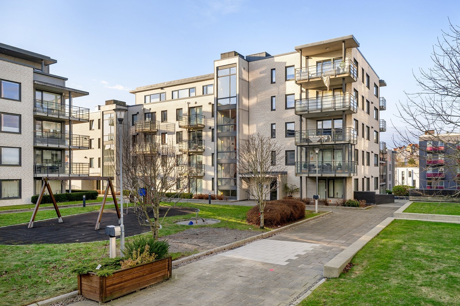 Breiviksveien 21 har en attraktiv plassering i Stavanger øst - et område kjent for sin kombinasjon av sentral beliggenhet og gode nærmiljøkvaliteter. Galleribilde