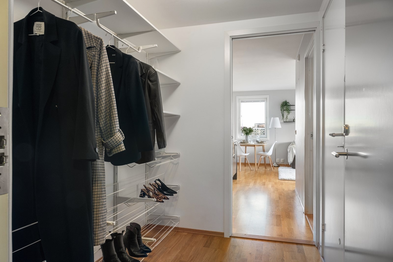 Romslig entrè/gang med god plass til og henge fra seg yttertøy. Galleribilde