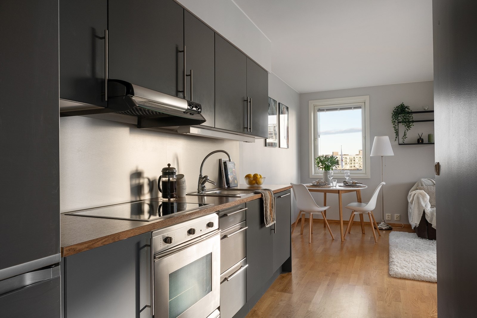 Grå kjøkkeninnredning fra Norema. Galleribilde