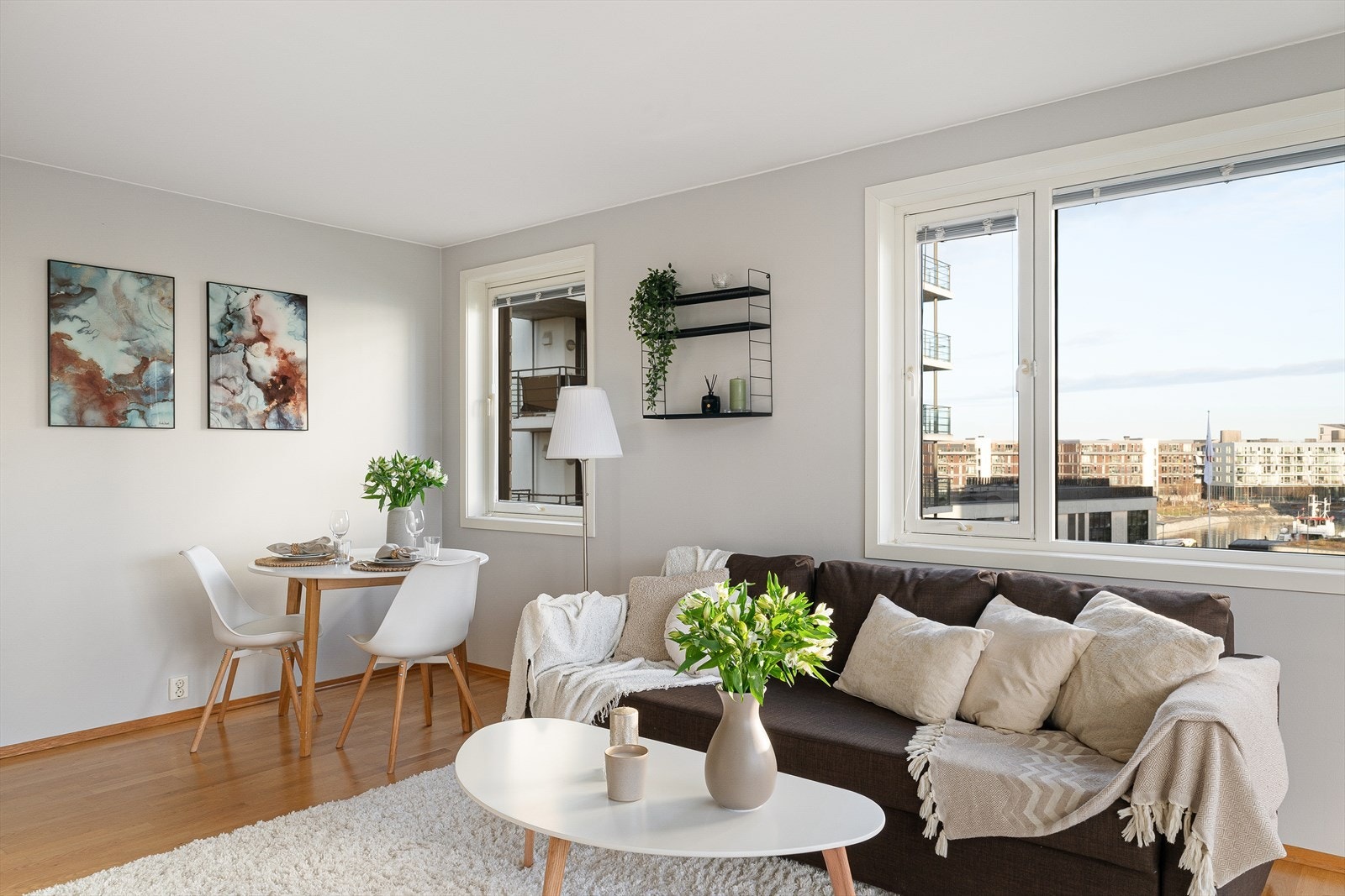 Leiligheten har en praktisk planløsning og flere vindusflater som gir godt lysinnslipp og en luftig atmosfære. Galleribilde