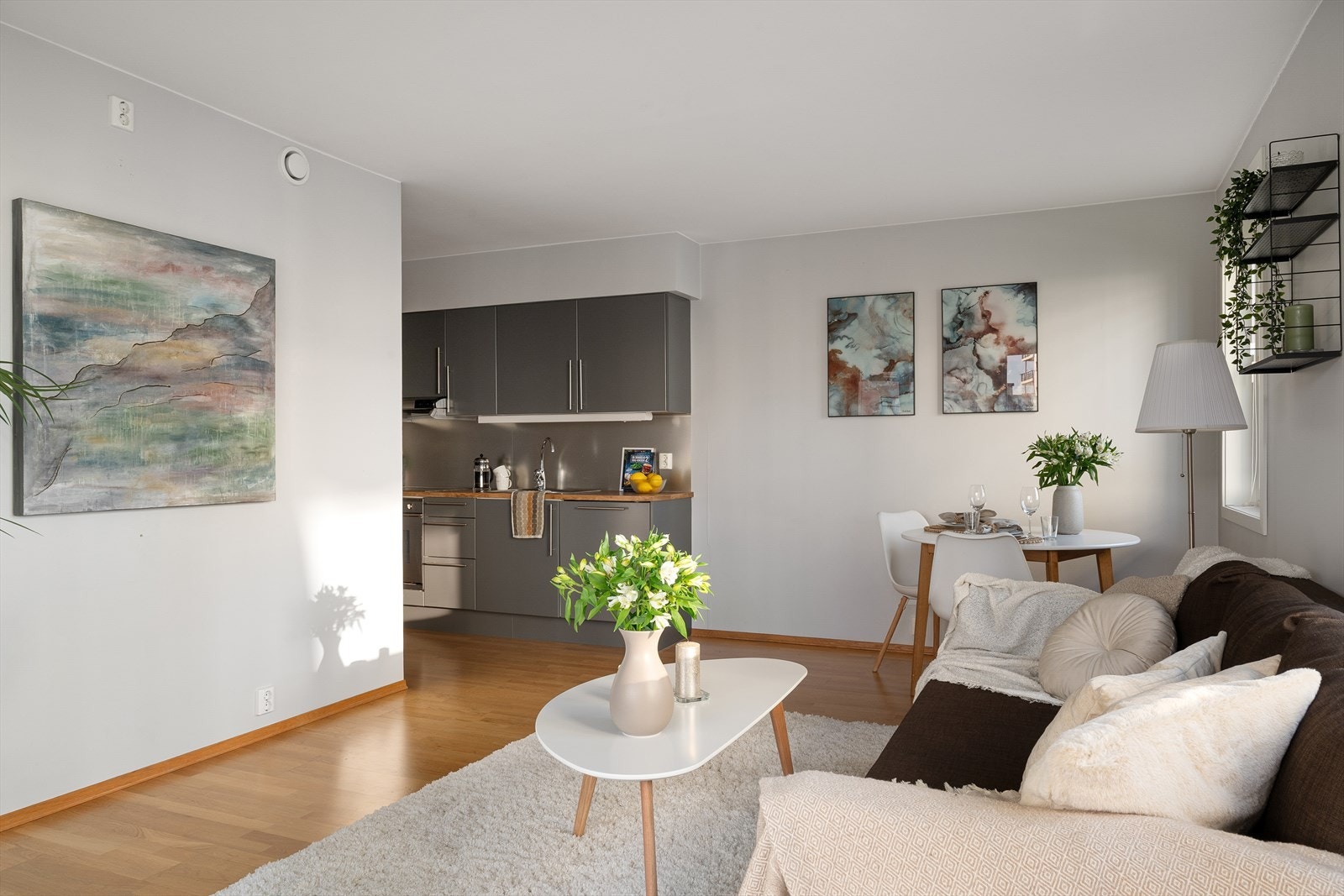 Stue med åpen kjøkkenløsning. Galleribilde