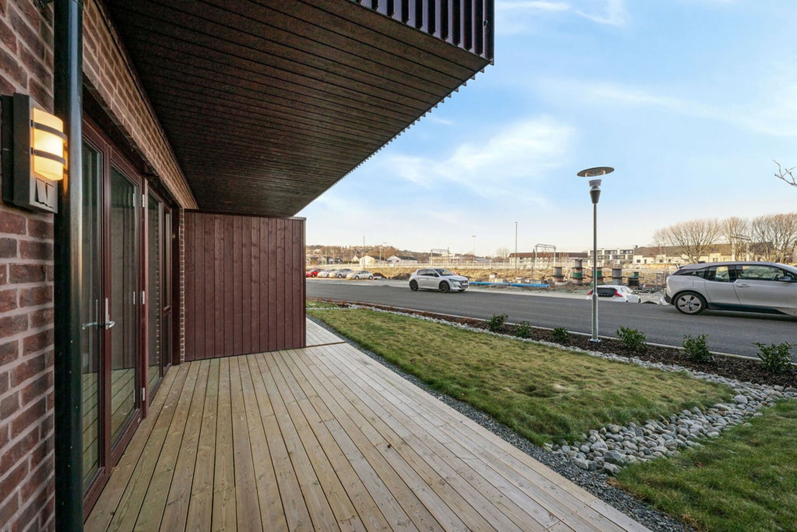 Flott terrasse med utgang fra stuen. Terrassen er på hele 17m2 Galleribilde