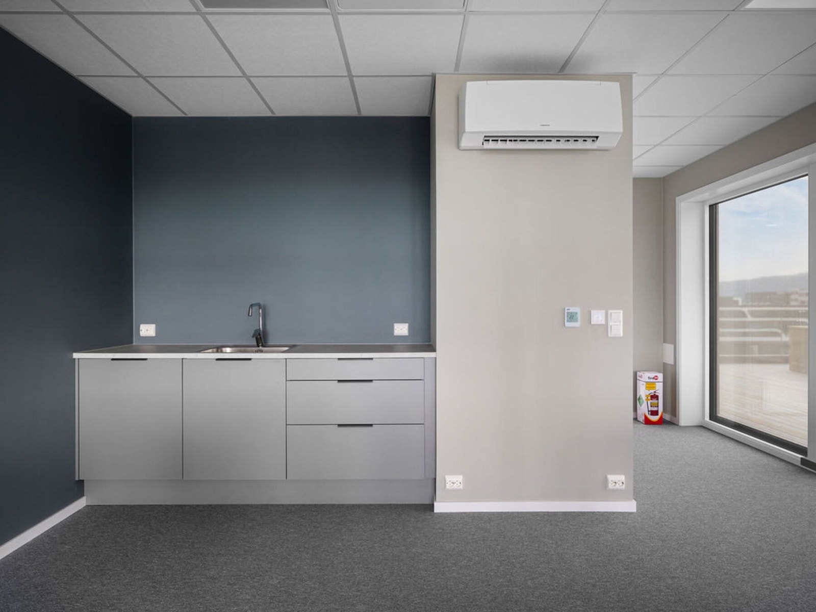 Kontorlandskapet har praktisk innredning med vask. Galleribilde