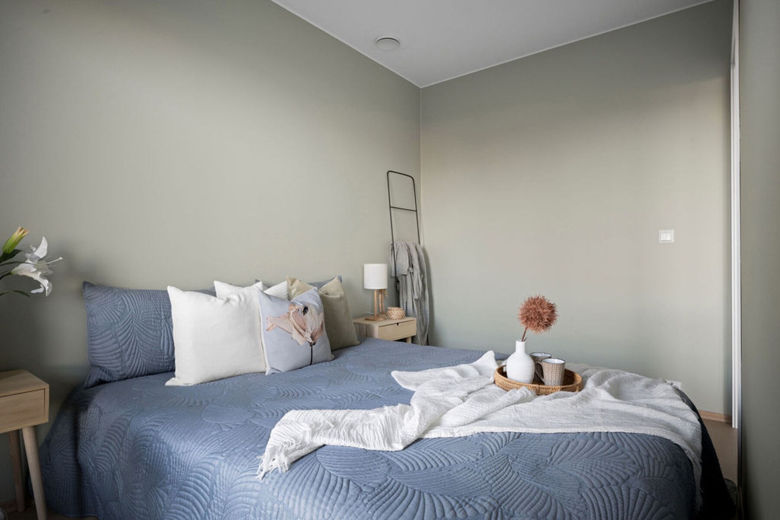 Soverommet har lailaløsning med dør på hver side av sengen. Galleribilde