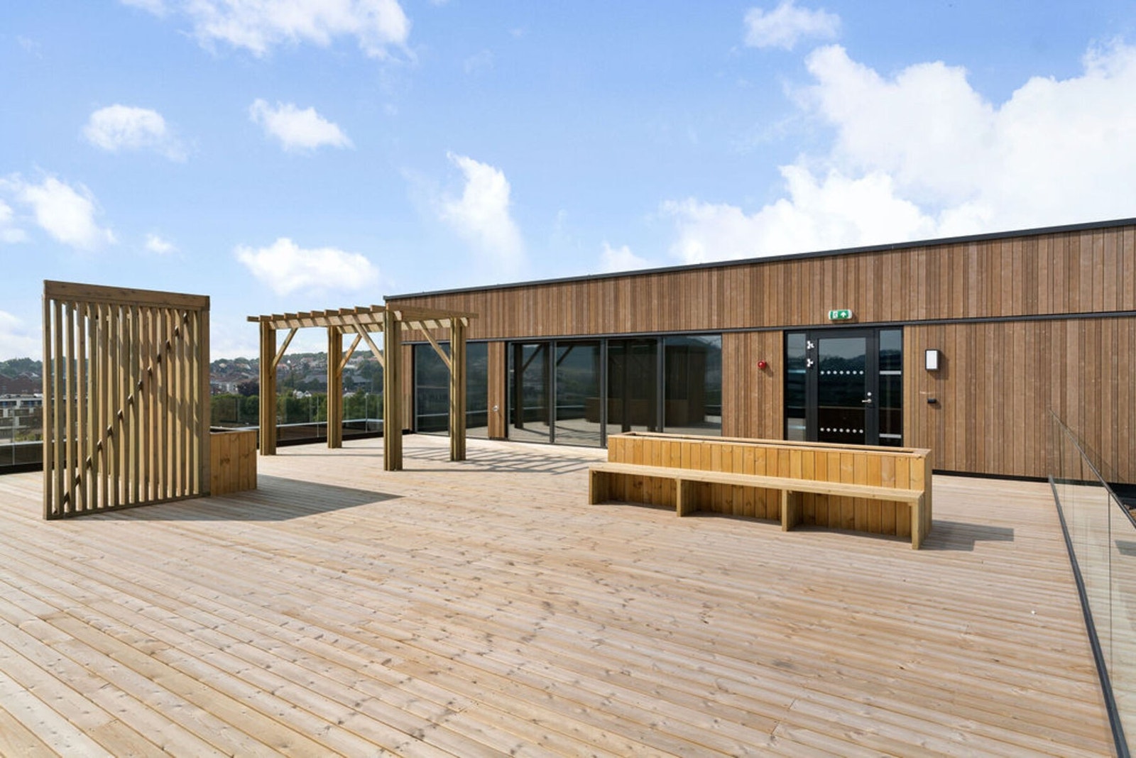 Stor, lekker felles takterrasse. Takterrassen er sør-vendt så her har man fine solforhold. Galleribilde