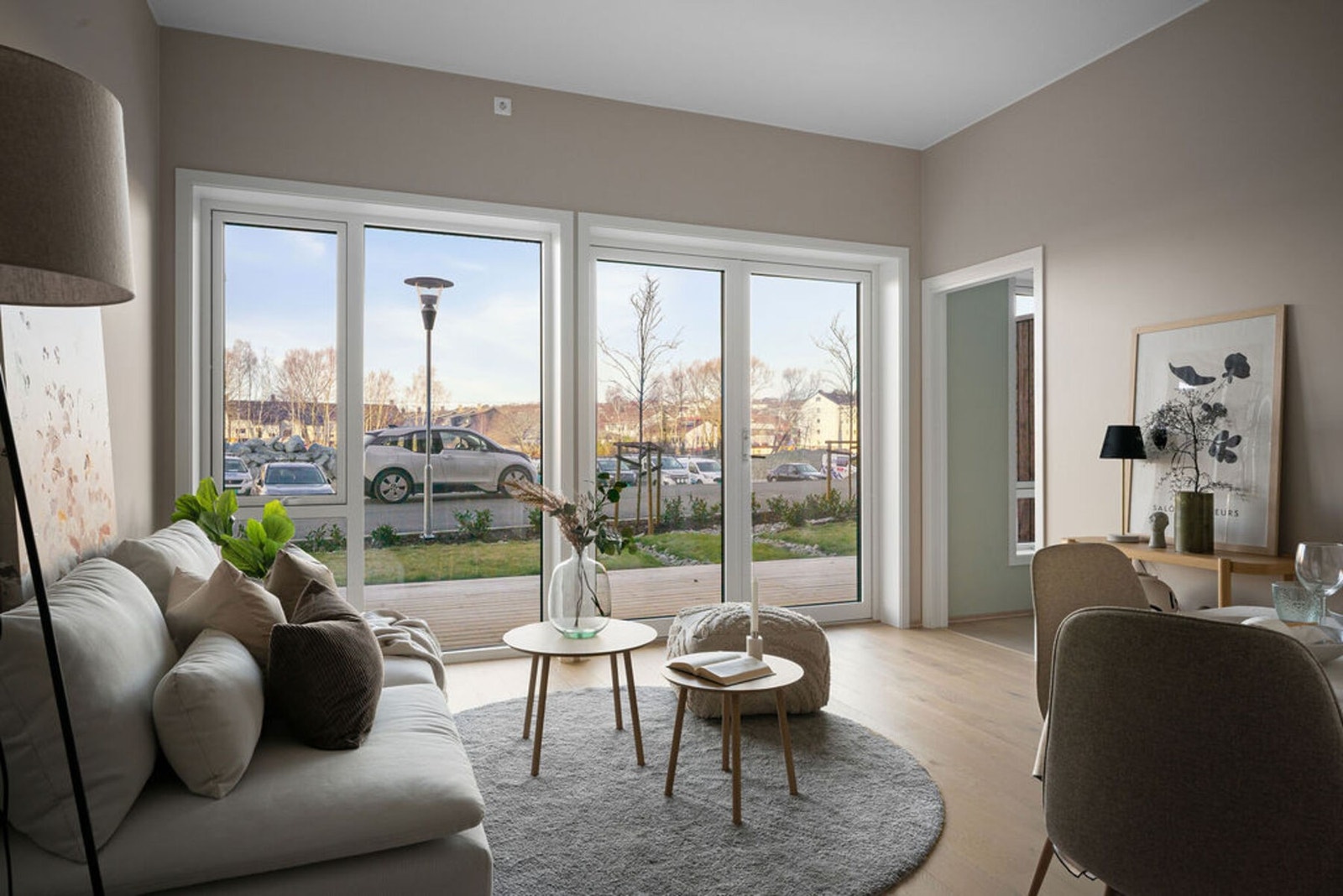 Stuen har store vindusflater som gir mye naturlig lys. Galleribilde