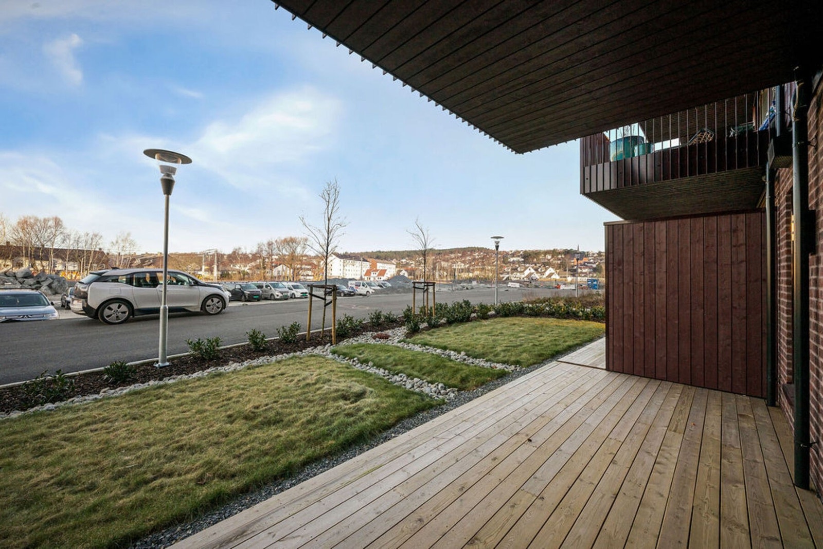 Tomten er opparbeidet med grunnstruktur og det er plantet hekk mot veg. Tomten er del av fellesareal. Galleribilde