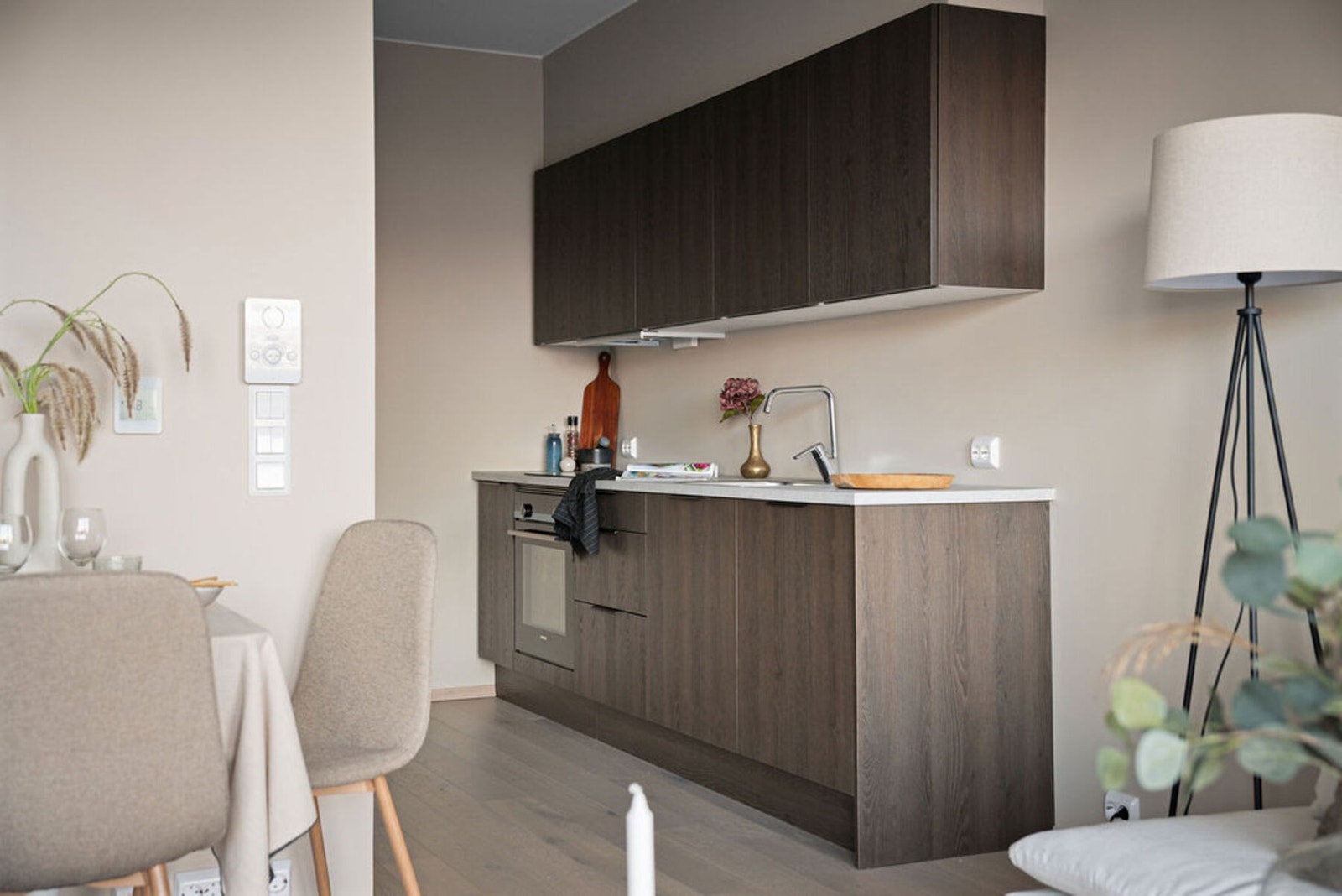 Lekkert kjøkken fra HTH med integrerte hvitevarer. Galleribilde