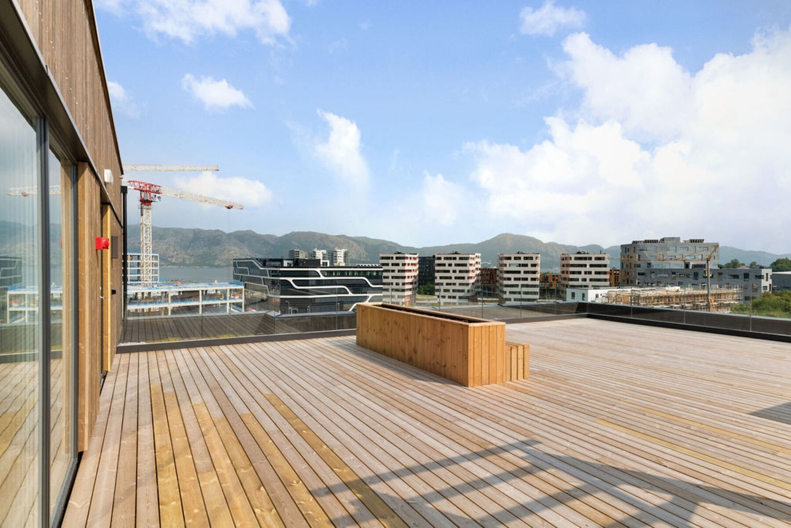 Fra takterrassen har man fine siktsoner ut mot Hinna Park og mot gandsfjorden. Galleribilde