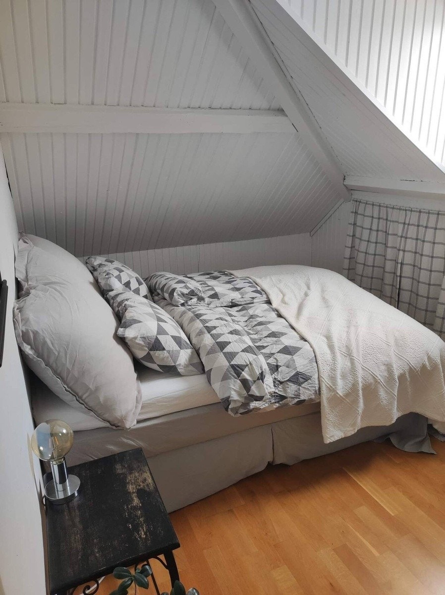 Soverom 3, i 3.etasje. Her blir det stående en seng på 150cm. Masse lagringsplass i kott under skråtak. Galleribilde