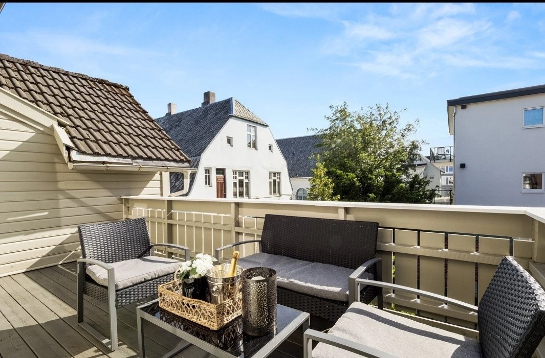 Balkong med ettermiddags- og kveldssol Galleribilde