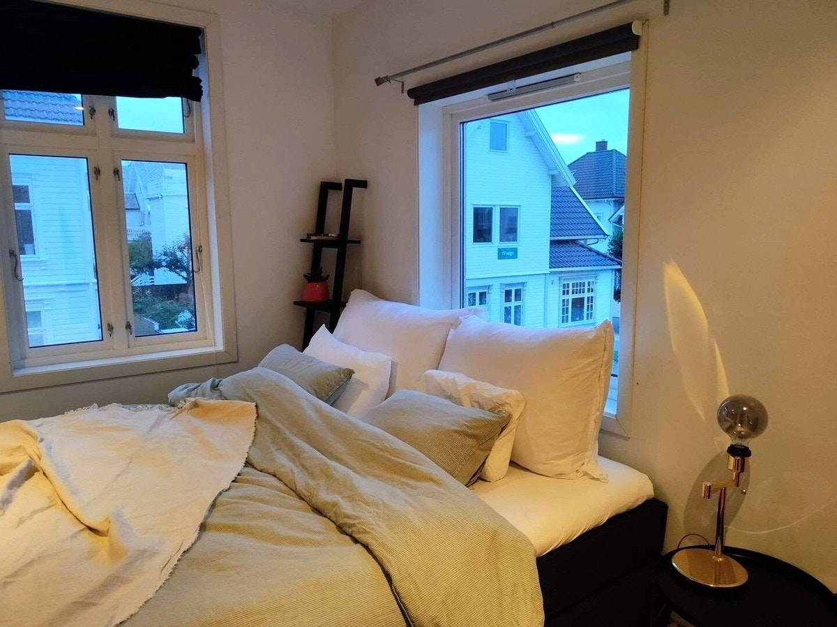 Soverom 1, i 2. etasje. Her er det en stor skyvedørsgarderobe og plass til dobbeltseng (blir ikke stående). Galleribilde