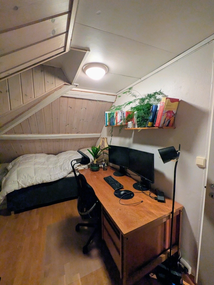 Soverom 5, i 3.etasje. Seng på 120 cm, samt stor pult med kontorstol blir stående. Masse lagringsplass i kott under skråtak. Galleribilde