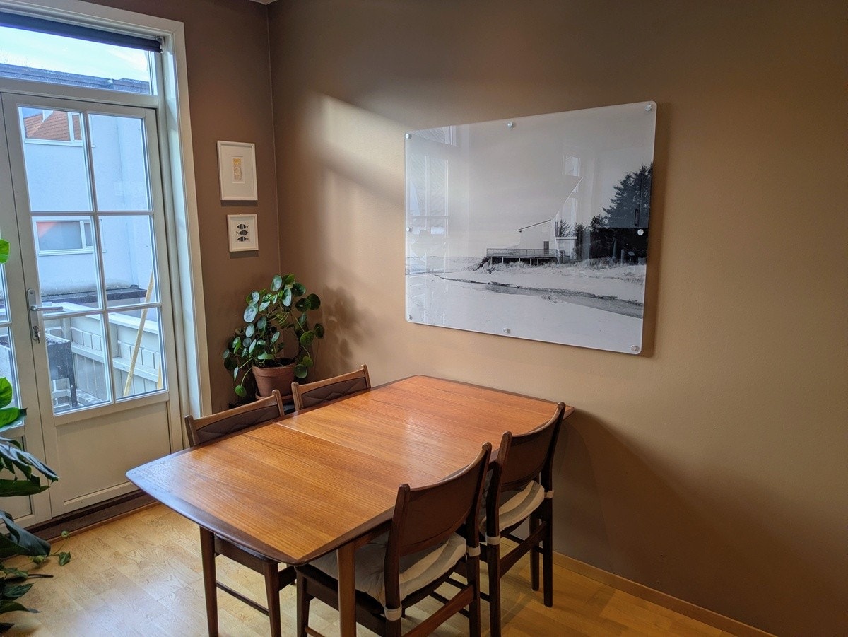 God plass til spisebord i 2. etasje. Det blir stående et bord og 6 spisestuestoler. Galleribilde