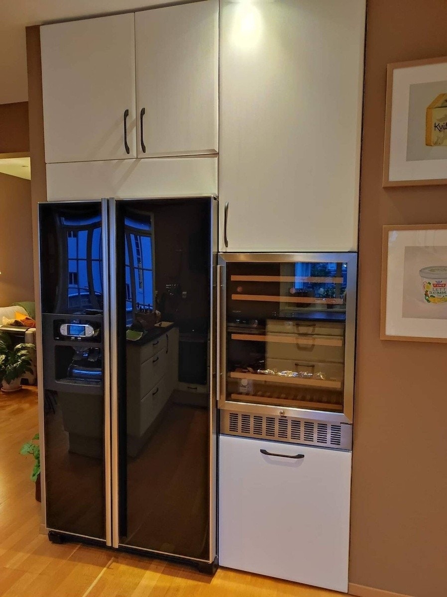 Kombinert kjøle- og fryseskap, samt eget vinskap med plass til mange flasker. Galleribilde