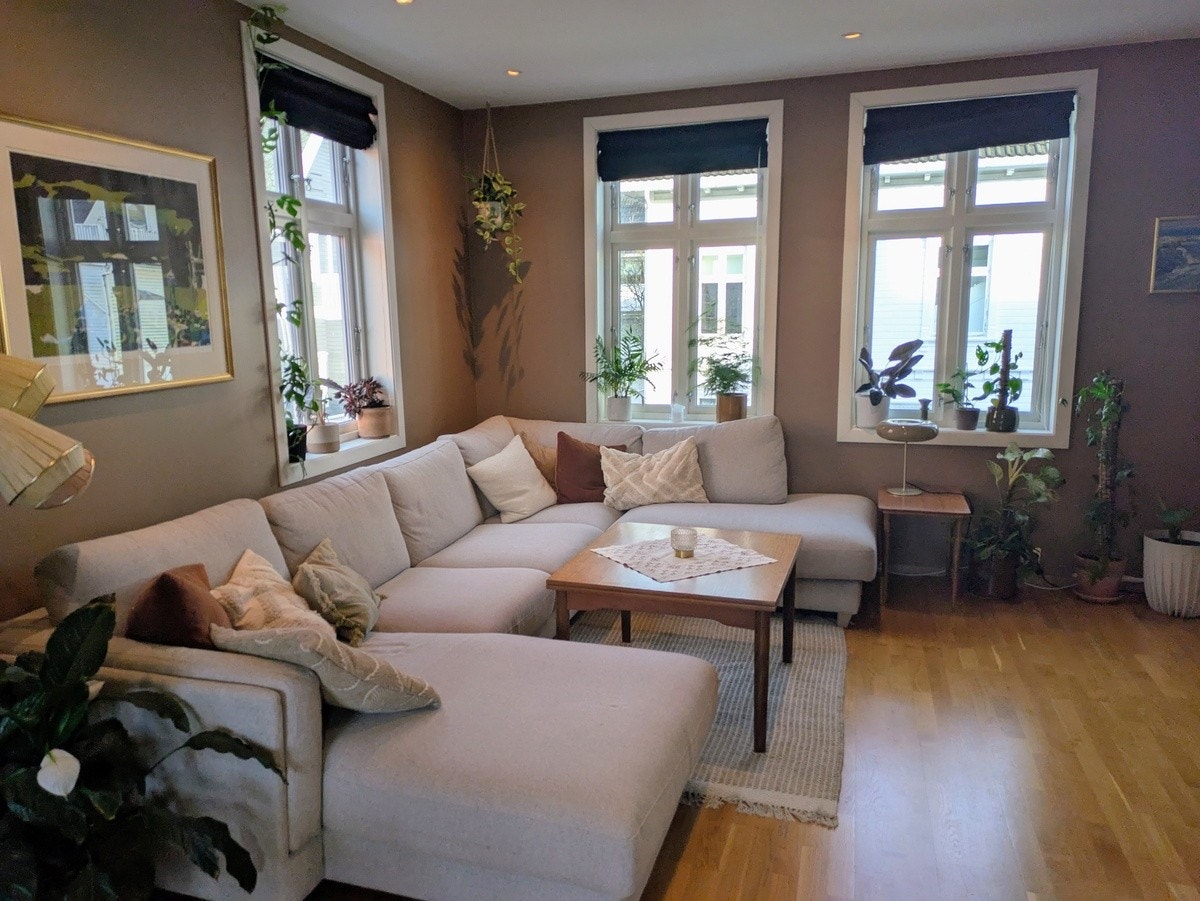 Romslig og lys stue i 2.etasje med stor og deilig sofa som blir stående. Galleribilde