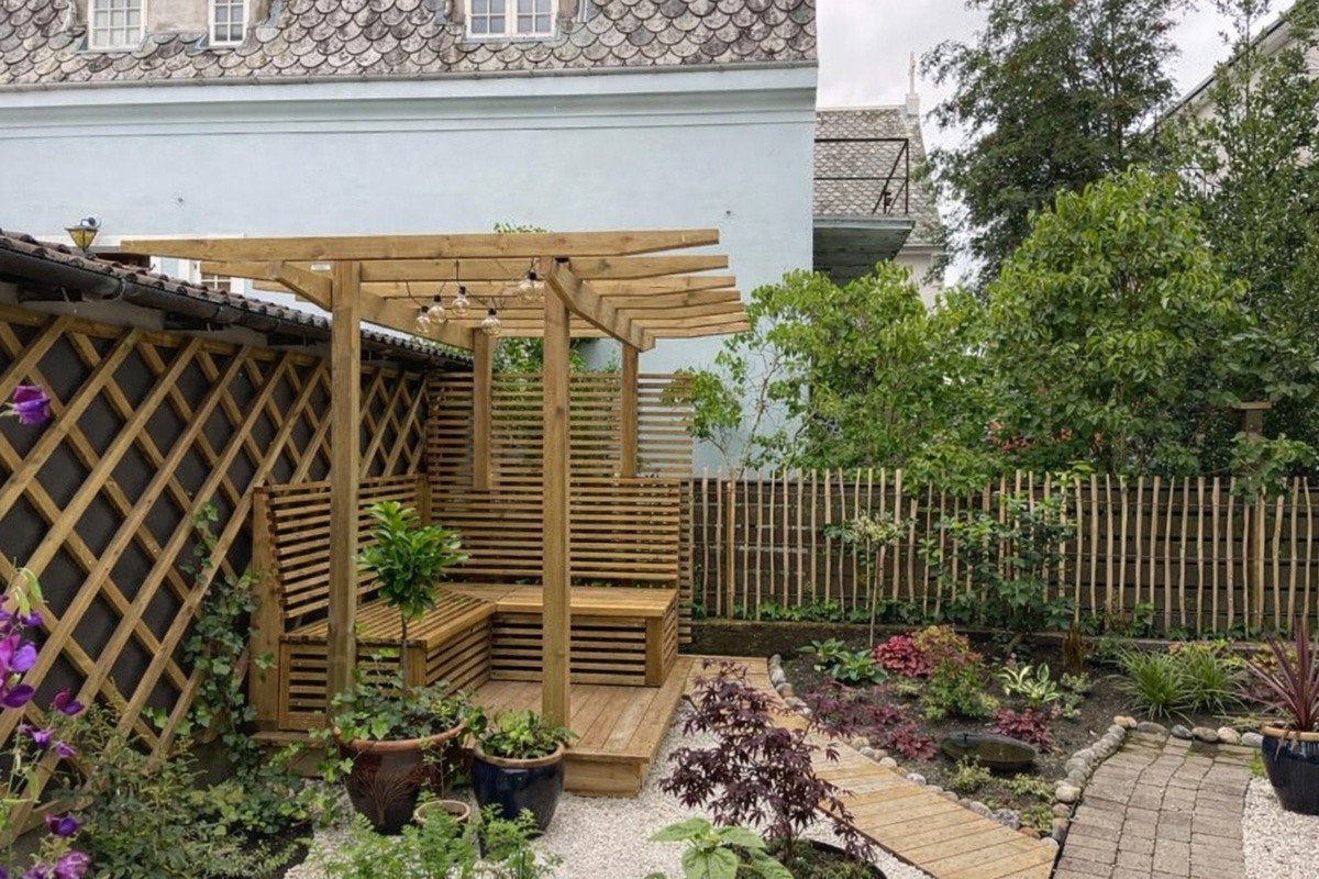 Hageflekk med flere bed, grønnsakskasser og pergola Galleribilde