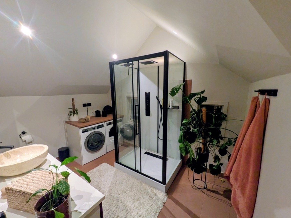 Stort dusjkabinett, samt både vaskemaskin og tørketrommel Galleribilde