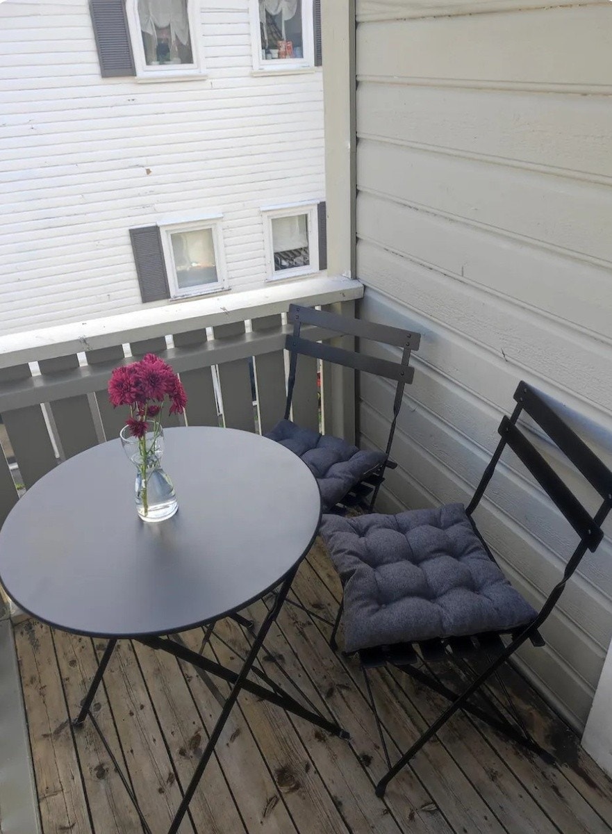 Liten balkong med morgensol Galleribilde