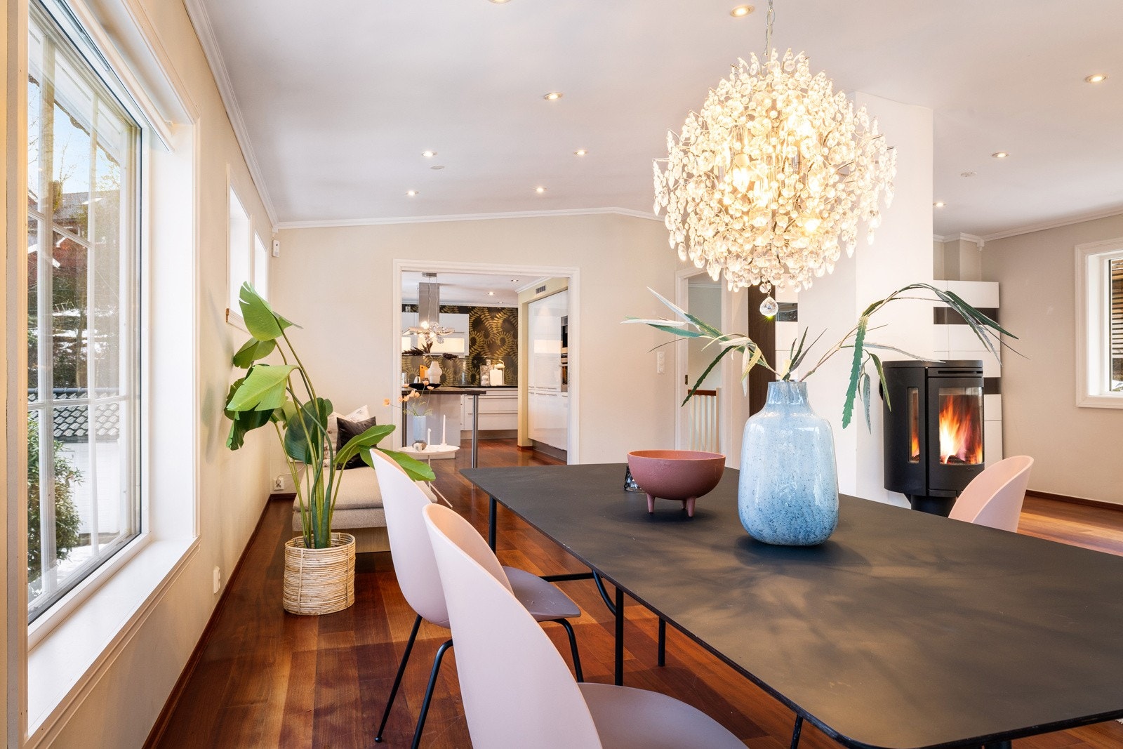 Stor vinkelstue med plass til spisebord. Peisovn. Galleribilde