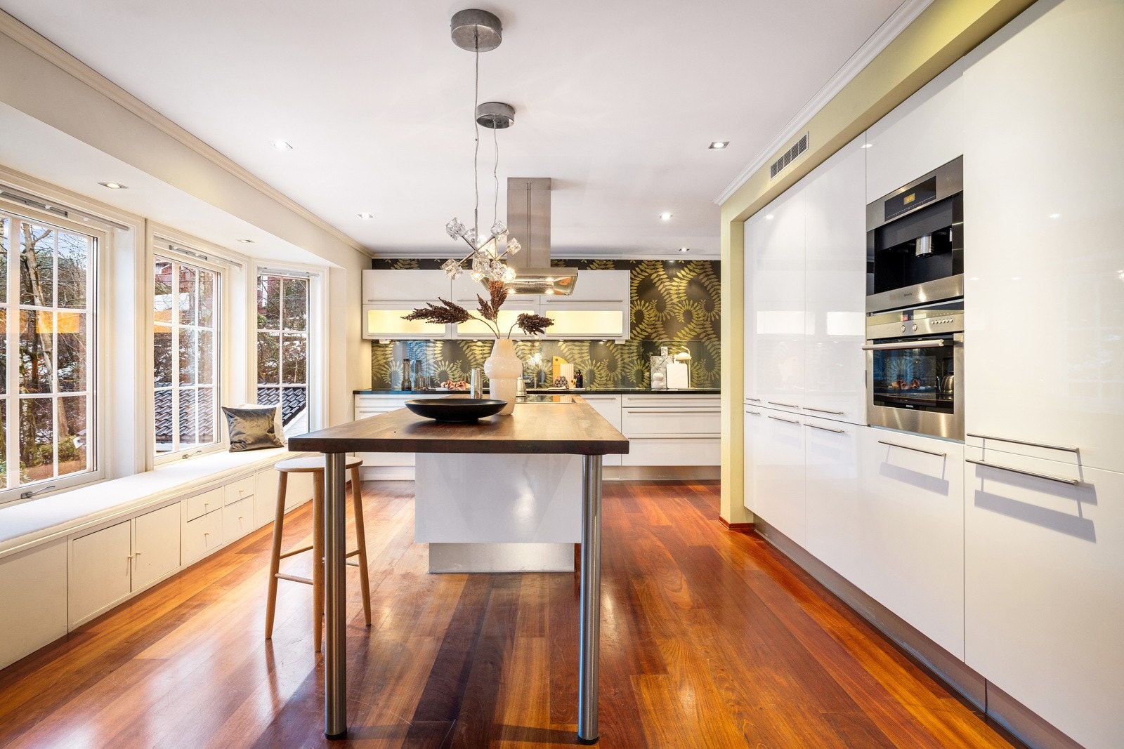 Flott og stort kjøkken med øy og integrerte hvitevarer. Galleribilde