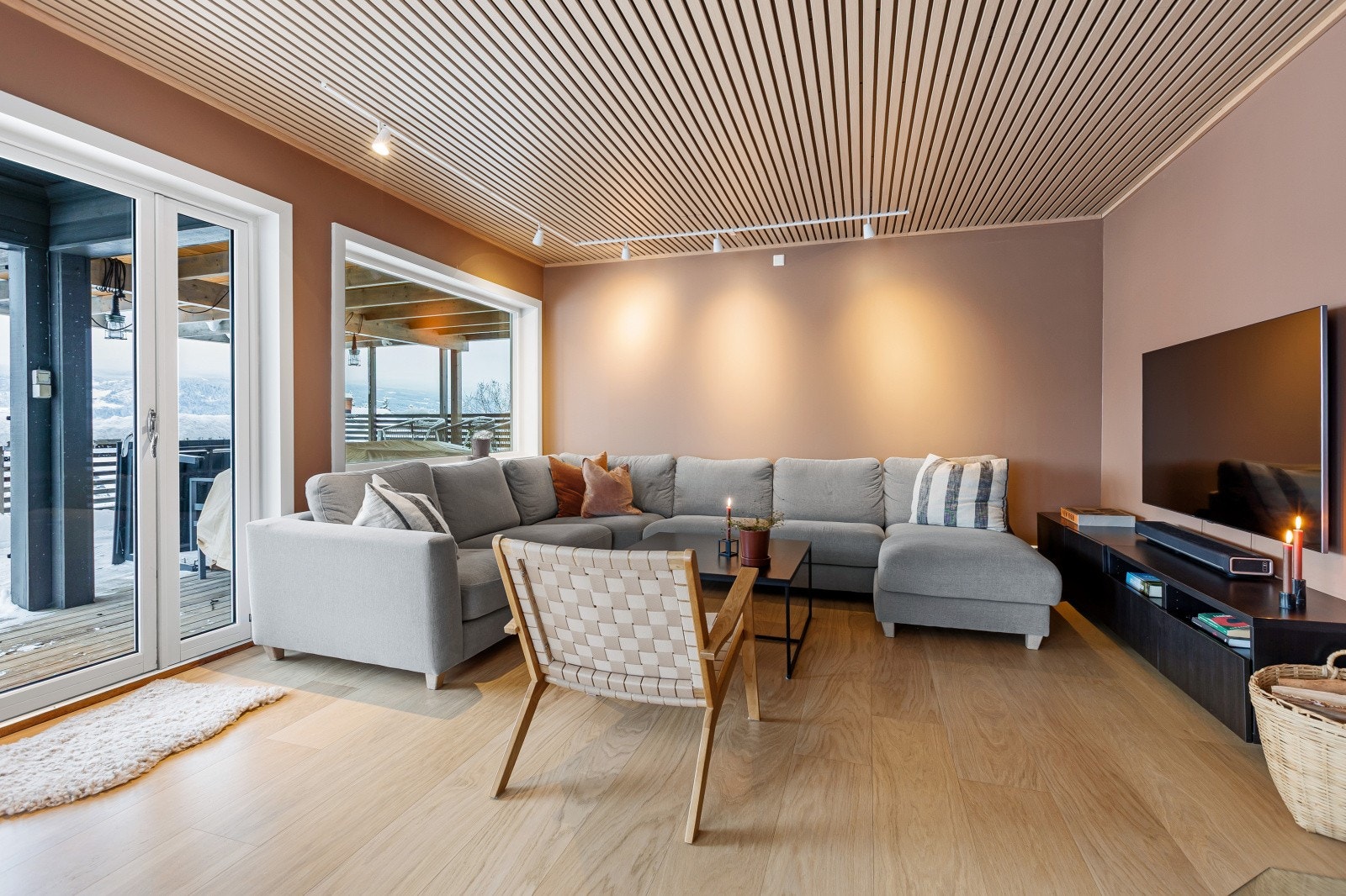 Parkett på stue/kjøkken og varmefolie ble lagt ny i 2024. Galleribilde