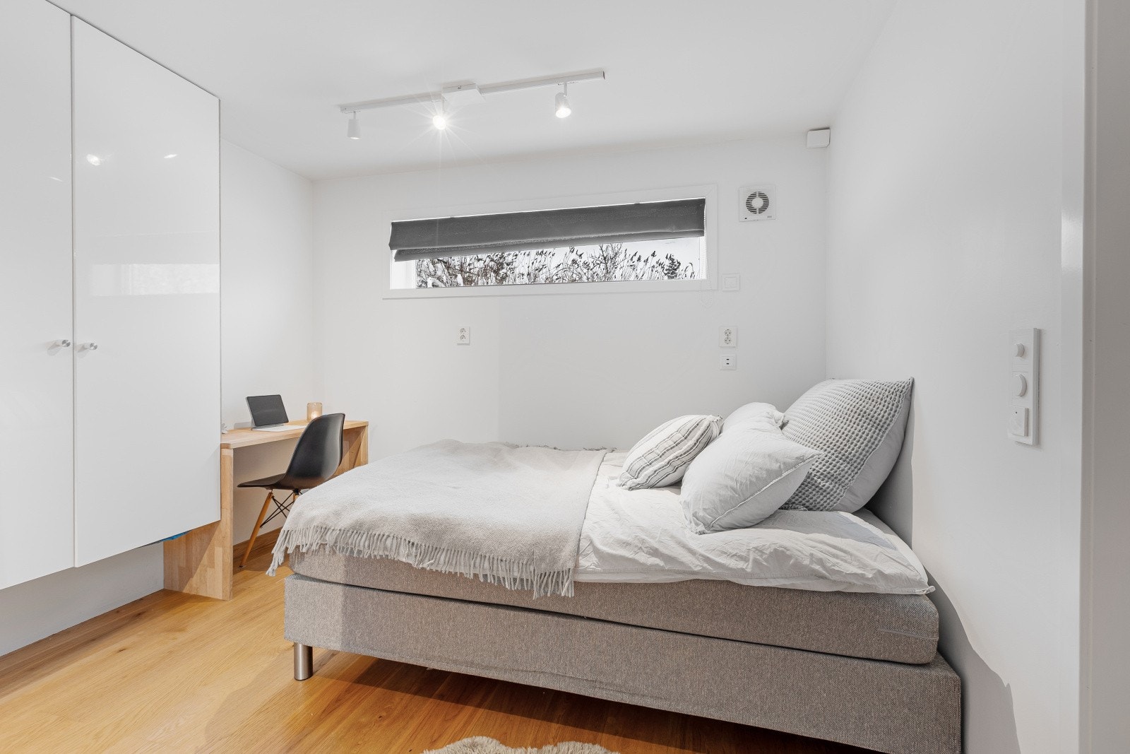 Soverommet har parkettgulv og malte vegger, med plass til dobbeltseng og skrivebord. Galleribilde