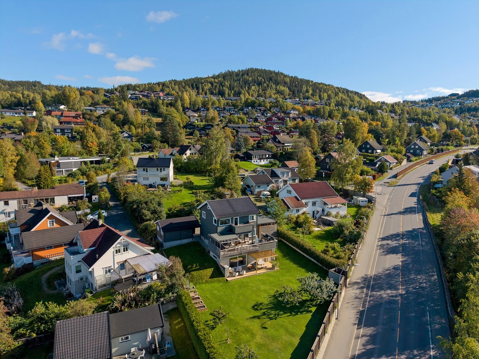 I tillegg er det ca. 2 km til Lillehammer stasjon med hyppige togavganger sørover mot Hamar, Gardermoen og Oslo. Galleribilde