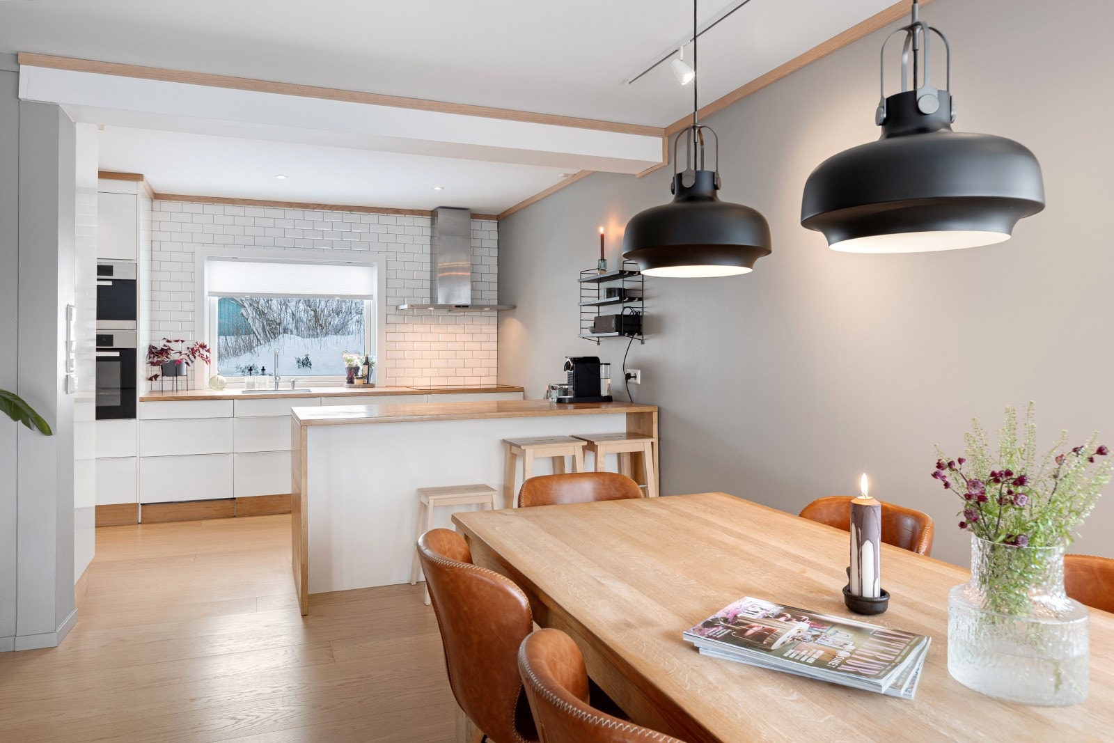 Kjøkkenet er fra 2011 har en pen innredning med hvit, glatte fronter og en benkeplate i heltre med nedfelt kjøkkenkum. Galleribilde