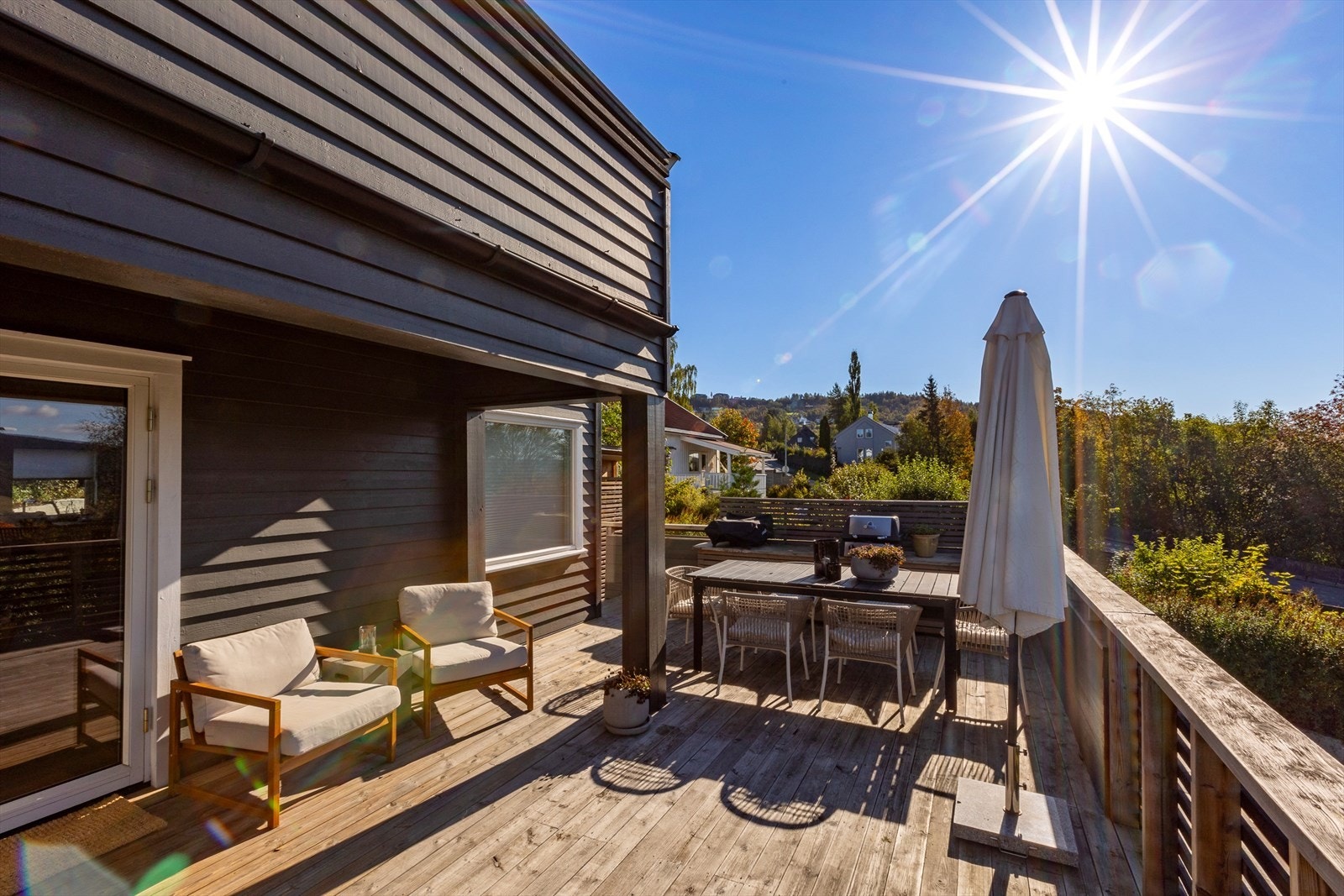 Uteområdet har sittegruppe og grill, perfekt for sosiale sammenkomster. Galleribilde