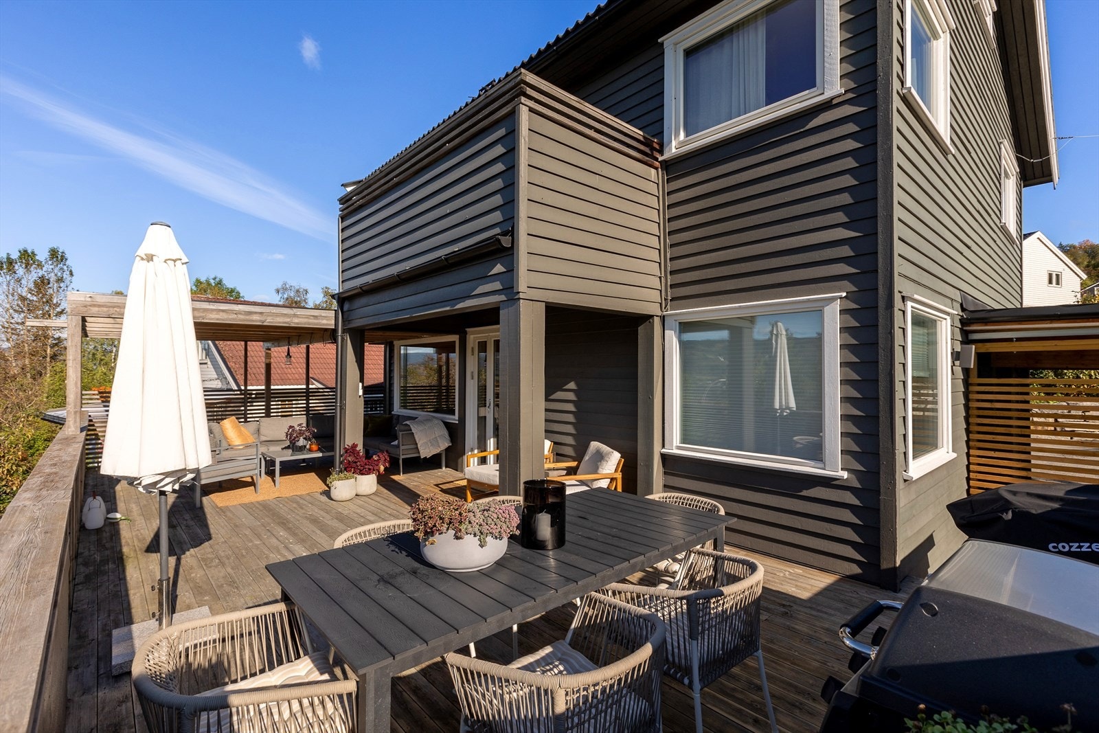 Terrassen ligger i direkte tilknytning til stuen og byr på optimale forhold for utendørs måltider og hyggelige sommerdager. Galleribilde