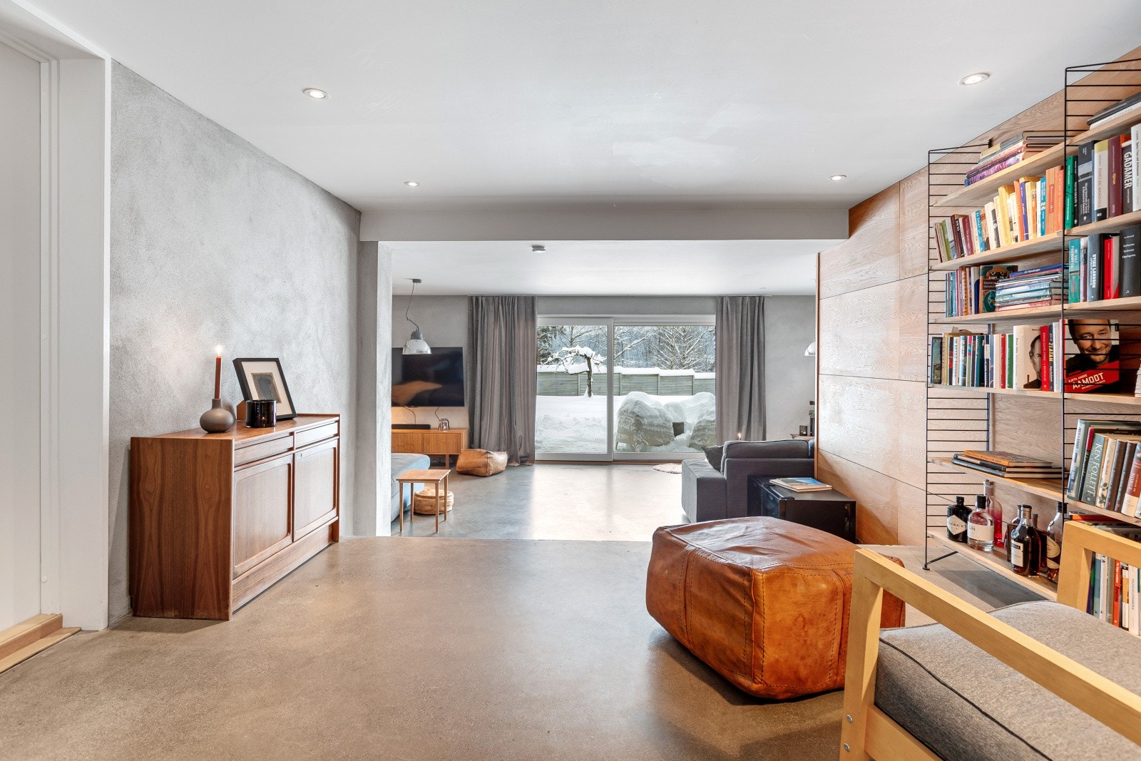 Åpen løsning gir romslig følelse med direkte utsyn mot uteområdet. Galleribilde