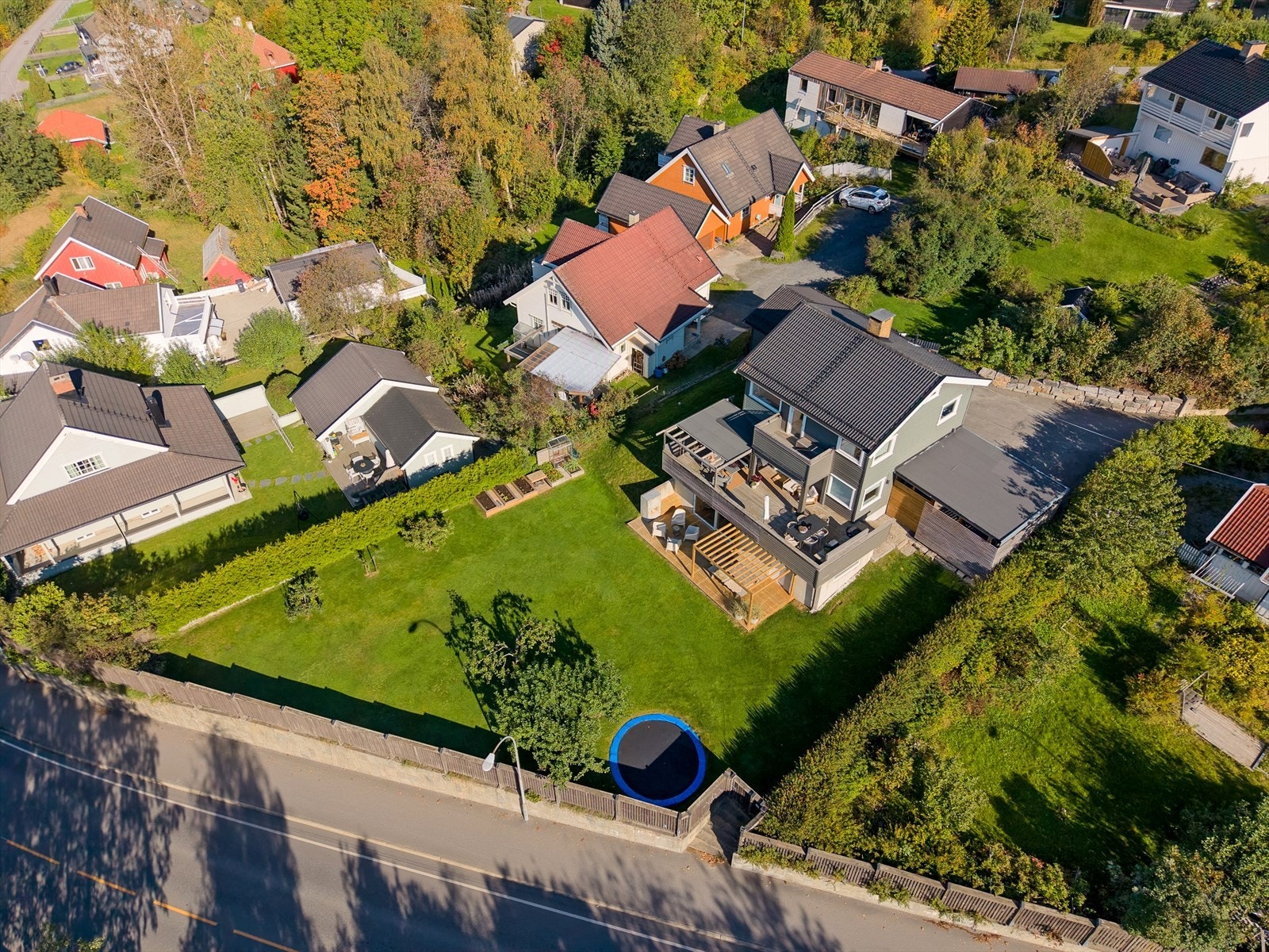 Boligen har en romslig tomt med godt vedlikeholdt plen og terrasse. Galleribilde