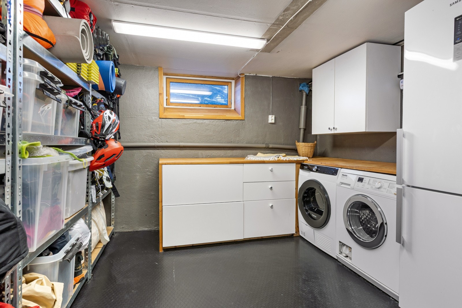 Opplegg for vaskemaskin og naturlig ventilasjon gir et funksjonelt vaskerom. Galleribilde