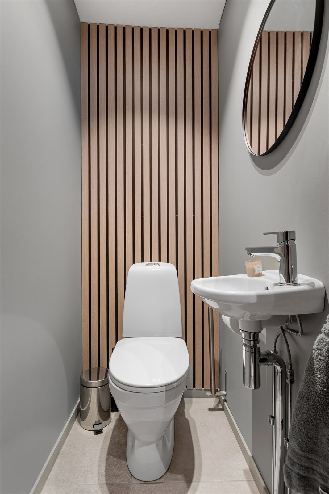 Toalettrommet har fliser på vegg og gulvmontert toalett med speil og vask. Rommet har kun naturlig avtrekk, mekanisk avtrekk anbefales. Galleribilde