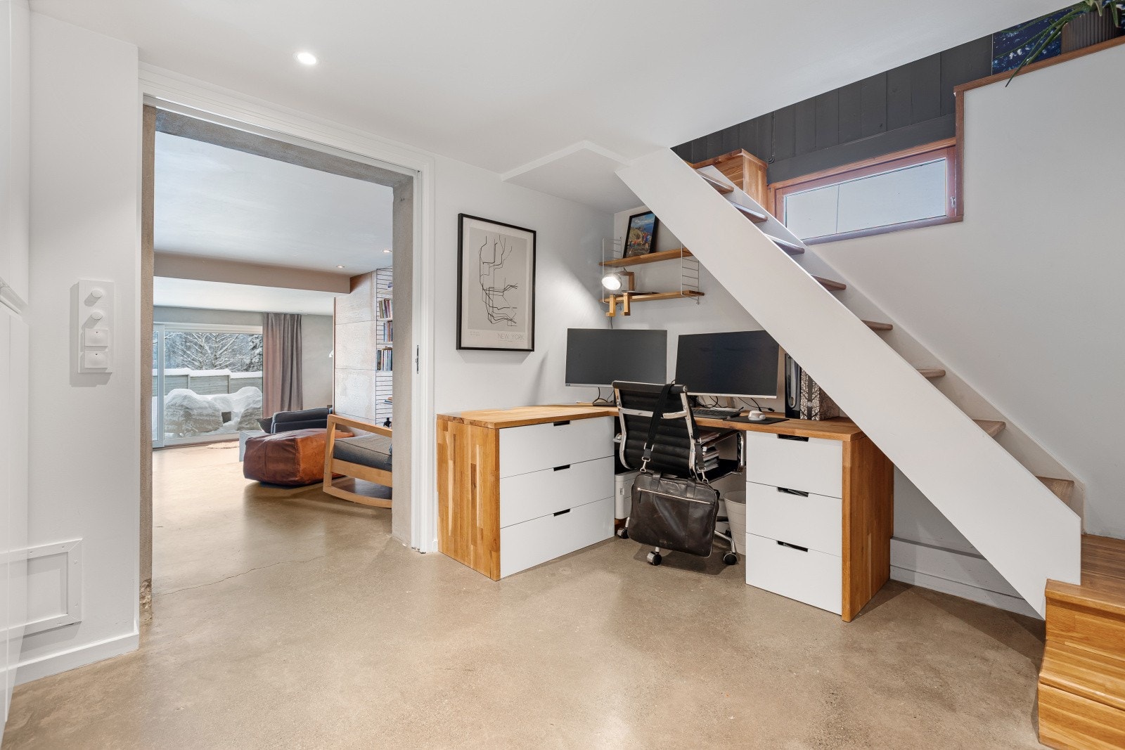 Kontorplass under trappen gir praktisk utnyttelse av rommet. Galleribilde