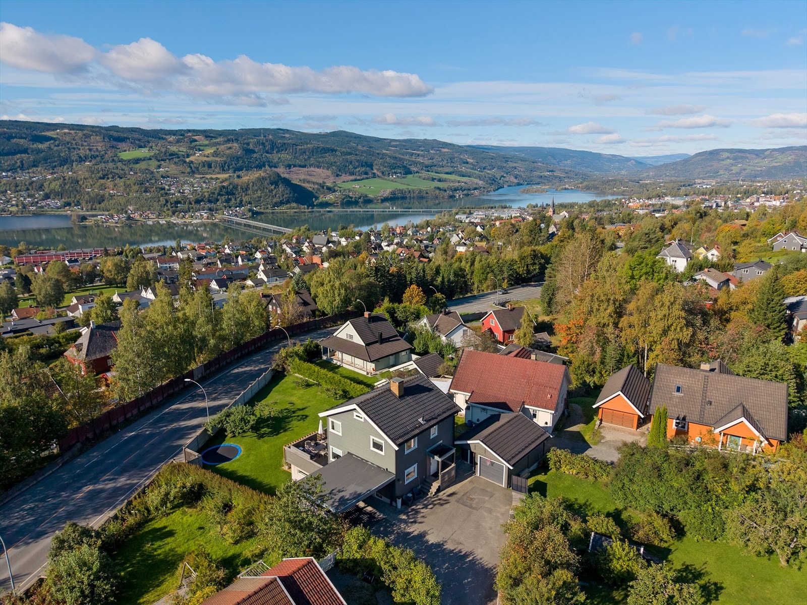 Det er ca. 2 km til barne- og ungdomsskole, samt noen få hundre meter til lysløype og Maihaugen med historiske hus, husdyr og et rikt aktivitetsprogram sommerstid. Galleribilde