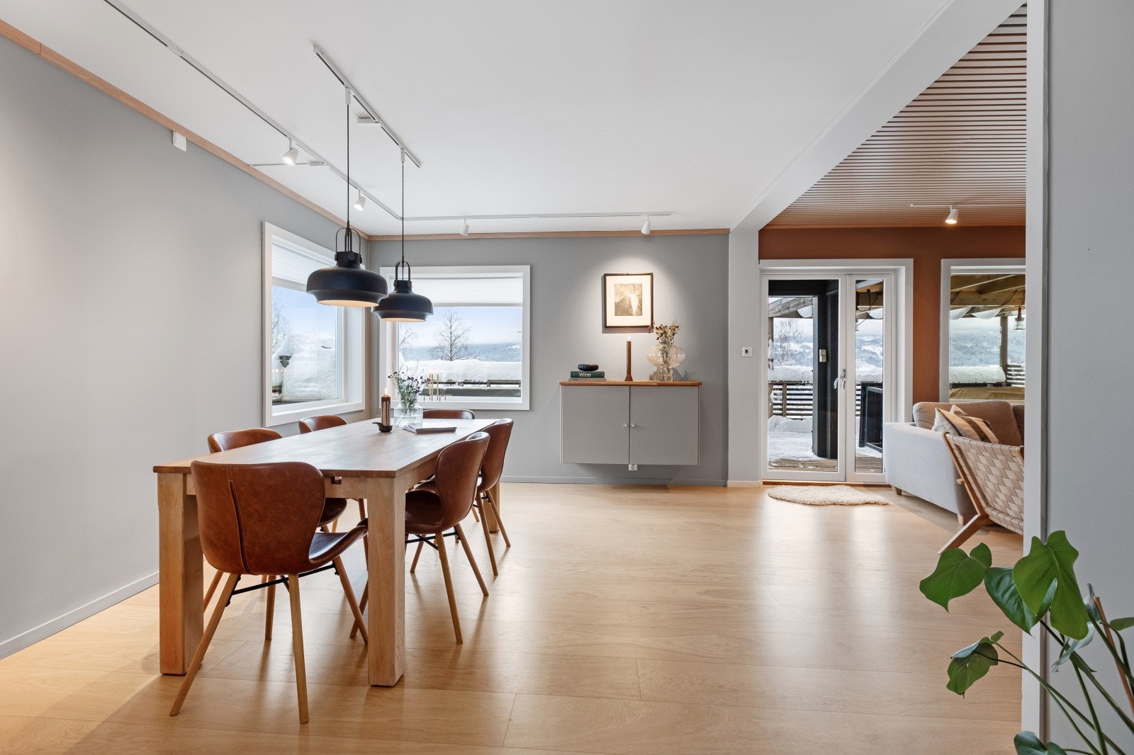 Trevinduer med 2 og 3-lags isolerglass fra 2018-2020 i 1. og 2. etasje. Galleribilde