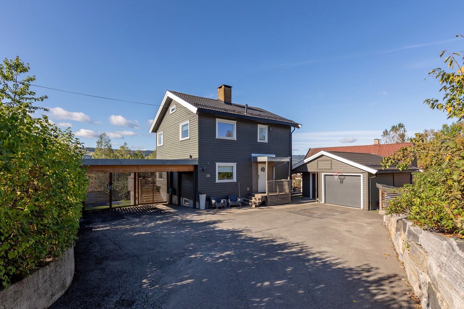 Bilene kan parkeres i garasjen, carport eller på gårdsplassen. Galleribilde