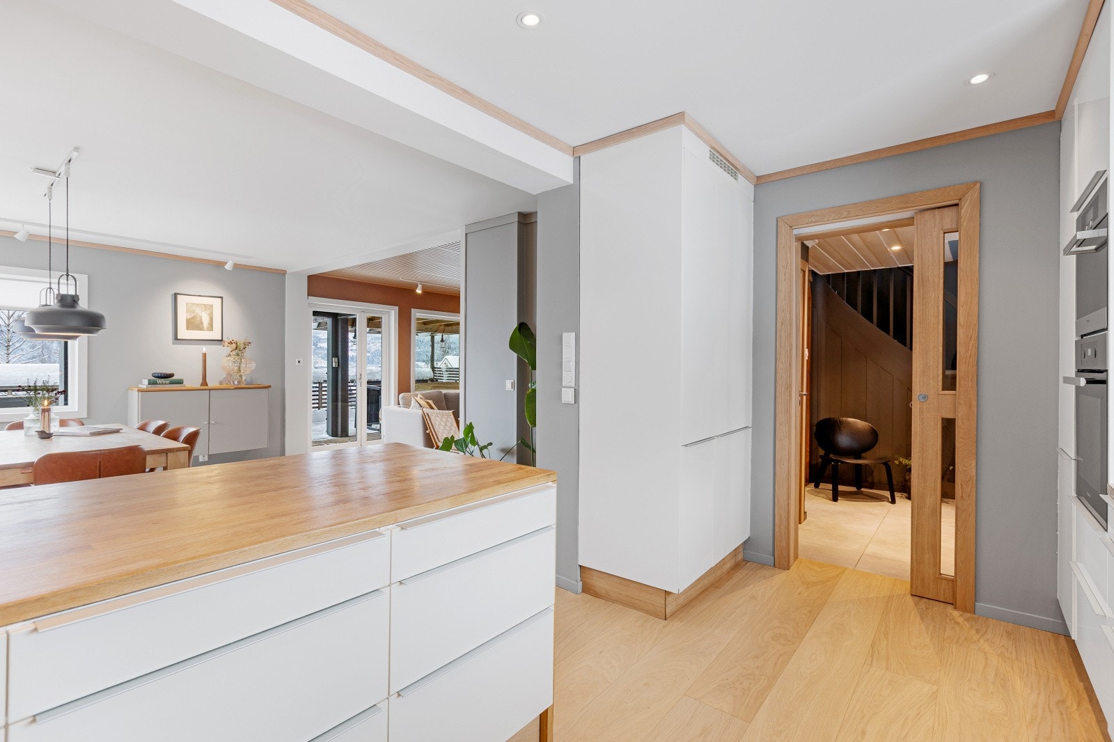 Åpen løsning med direkte tilgang til stue og spiseplass. Galleribilde