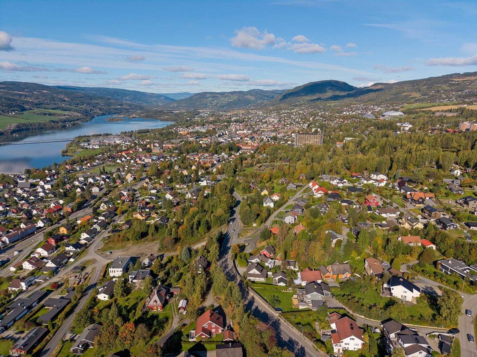 Dette er en familievennlig enebolig med sentralt og attraktivt beliggenhet litt sør for Maihaugen. Galleribilde