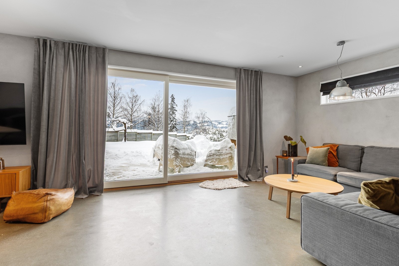 Store skyvedører gir utsikt mot hagen og sikrer lysinnslipp. Galleribilde