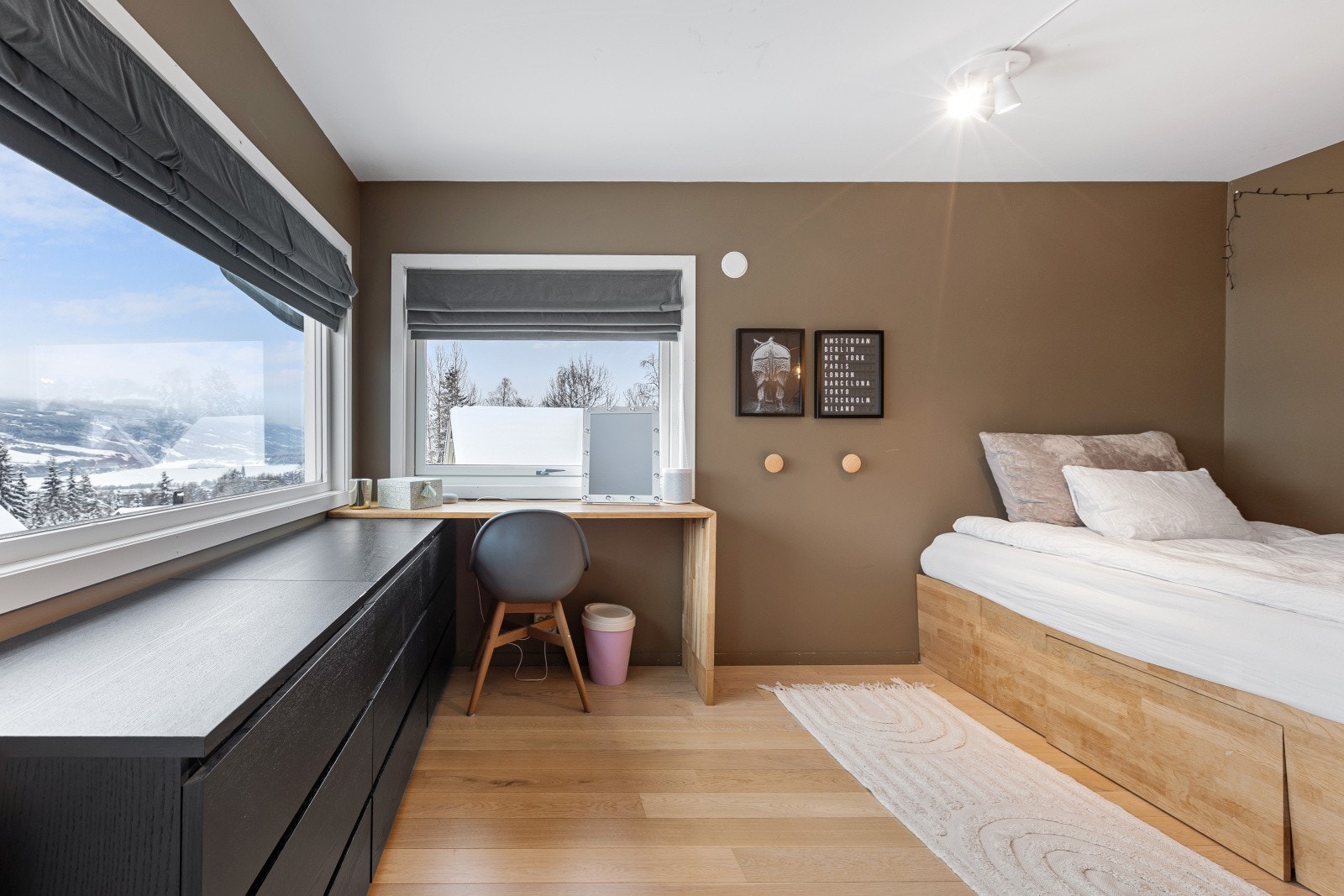 De store vinduene gir utsikt mot nærliggende landskap. Galleribilde