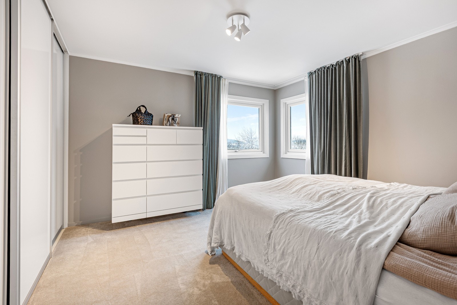 Skyvedørsgarderobe gir effektiv oppbevaring på soverommet. Galleribilde