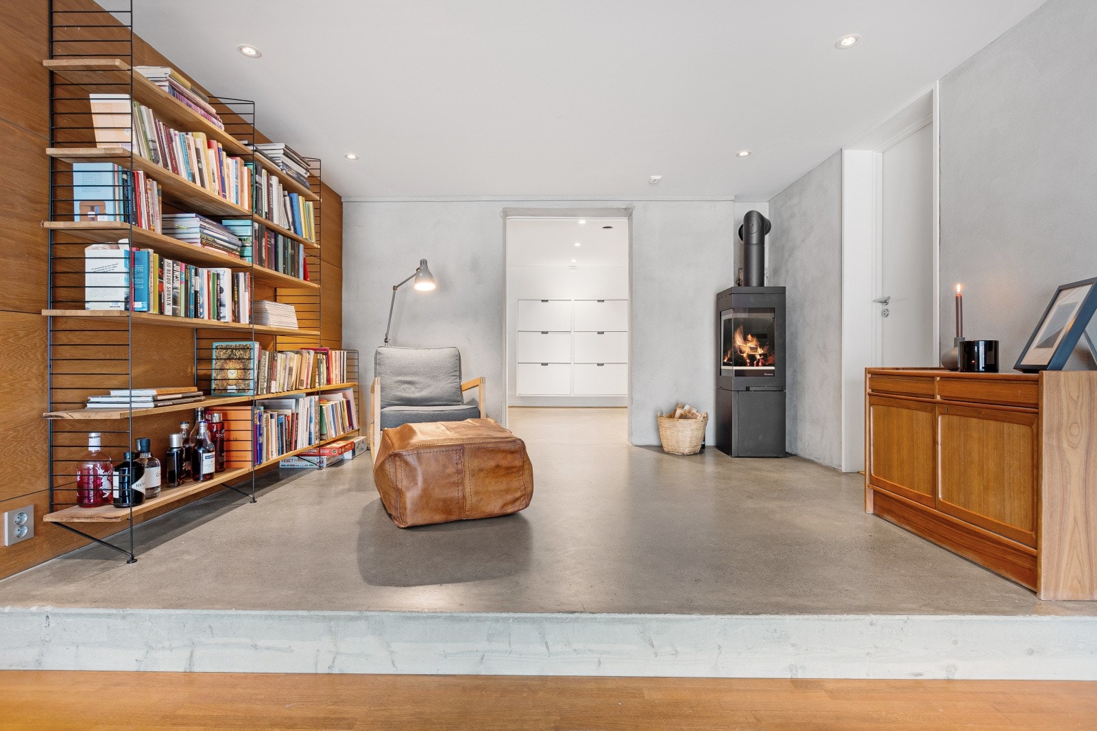 I 2026 ble det koblet til nytt ildsted i kjelleren. Galleribilde