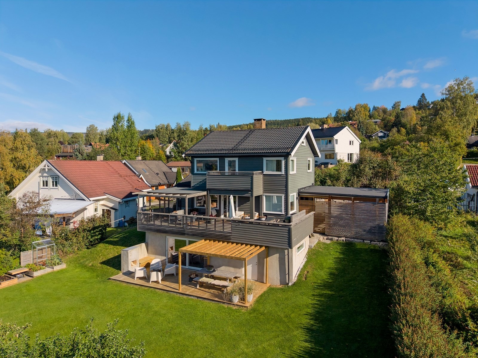 Eiendommen har en pent opparbeidet og svært innbydende tomt. Galleribilde