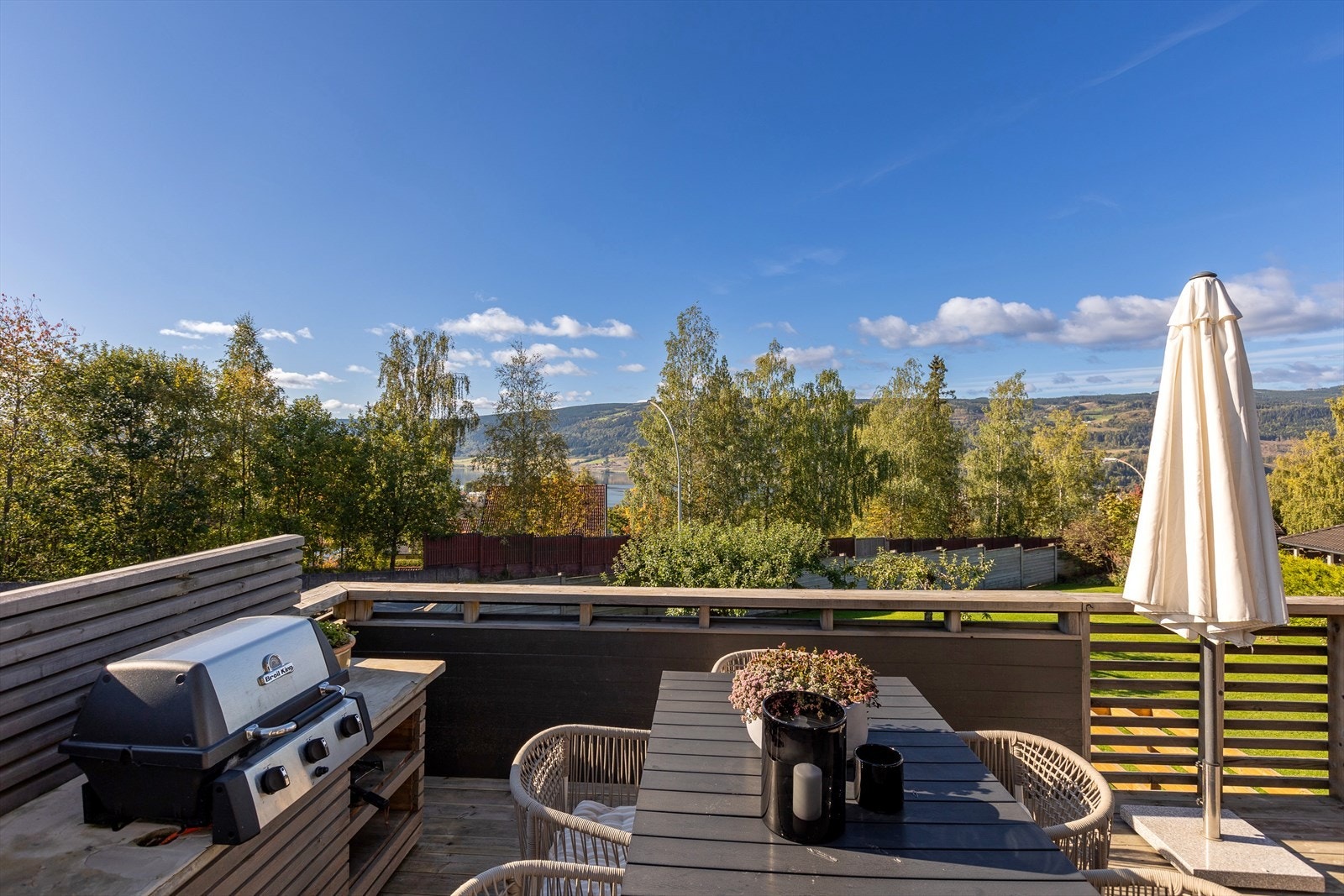 Terrassen gir en flott utsikt over landskapet med plass til grill. Galleribilde